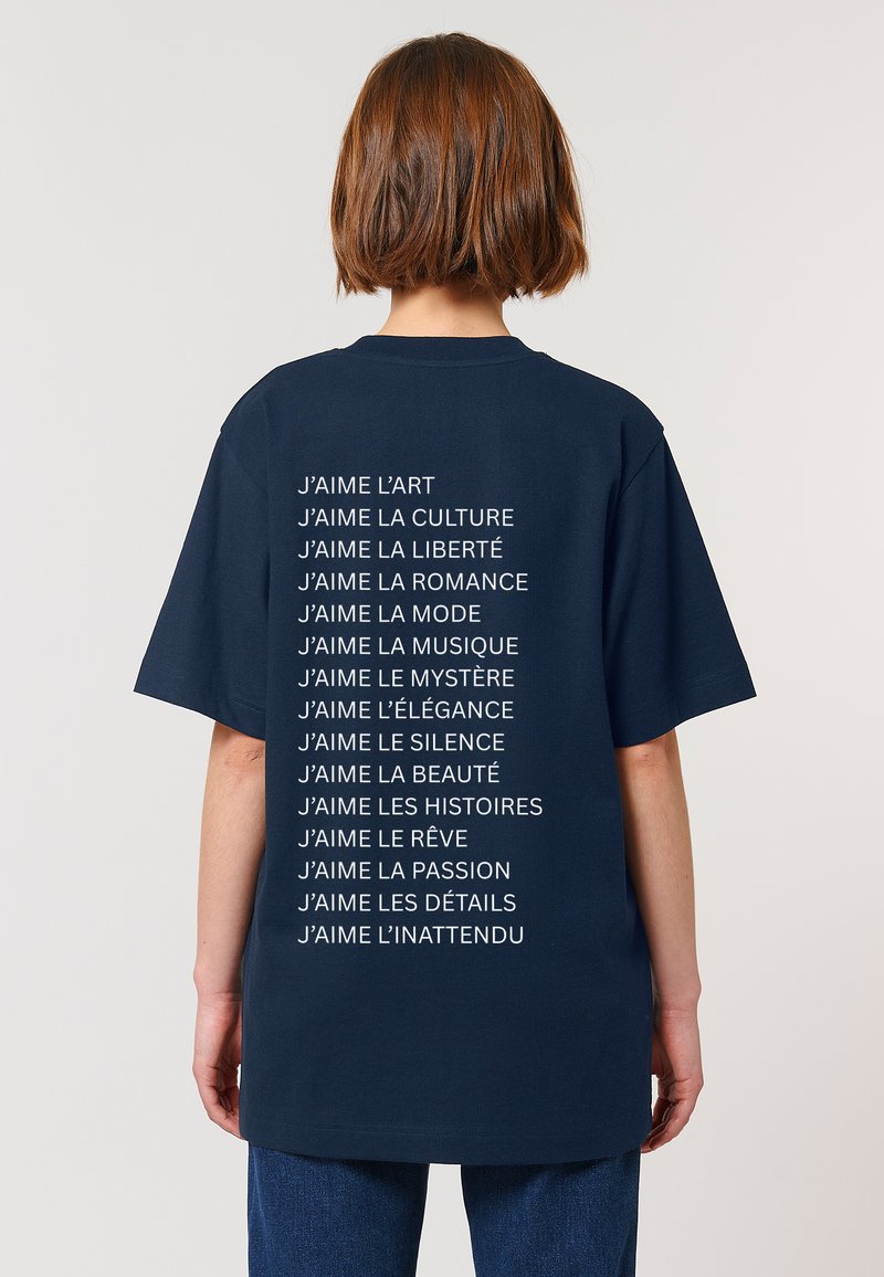 Navyblaue Baumwoll-T-Shirt mit oversized Passform. Auf dem Rücken steht in weißer Schrift "J'aime" gefolgt von verschiedenen Themen und Konzepten auf Französisch.