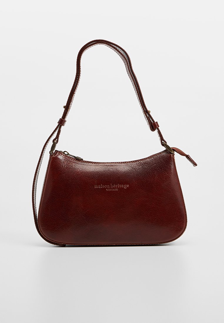 Braune Leder-Schultertasche mit verstellbarem Tragegurt, Reißverschluss und geprägtem "maison heritage VINTAGE"-Logo auf der Vorderseite.