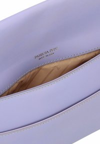 Fliederfarbene Clutch aus glattem Leder mit einem metallischen Logo, gesteppter Akzente und einem beigen Innenfutter mit Muster.