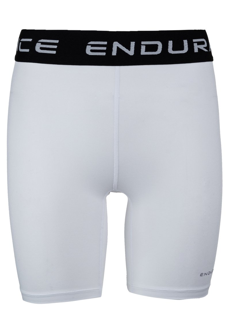 Witte sportshorts met een zwarte elastische tailleband waarin "ENDURANCE" staat gedrukt. Glad textuur, aansluitend ontwerp, knielange snit.