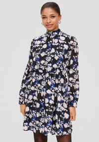 Bloemendruk jurk met een hoge hals, lange mouwen en een elastische taille. Kleuren zijn zwart, blauw en wit in een gestructureerde stof.
