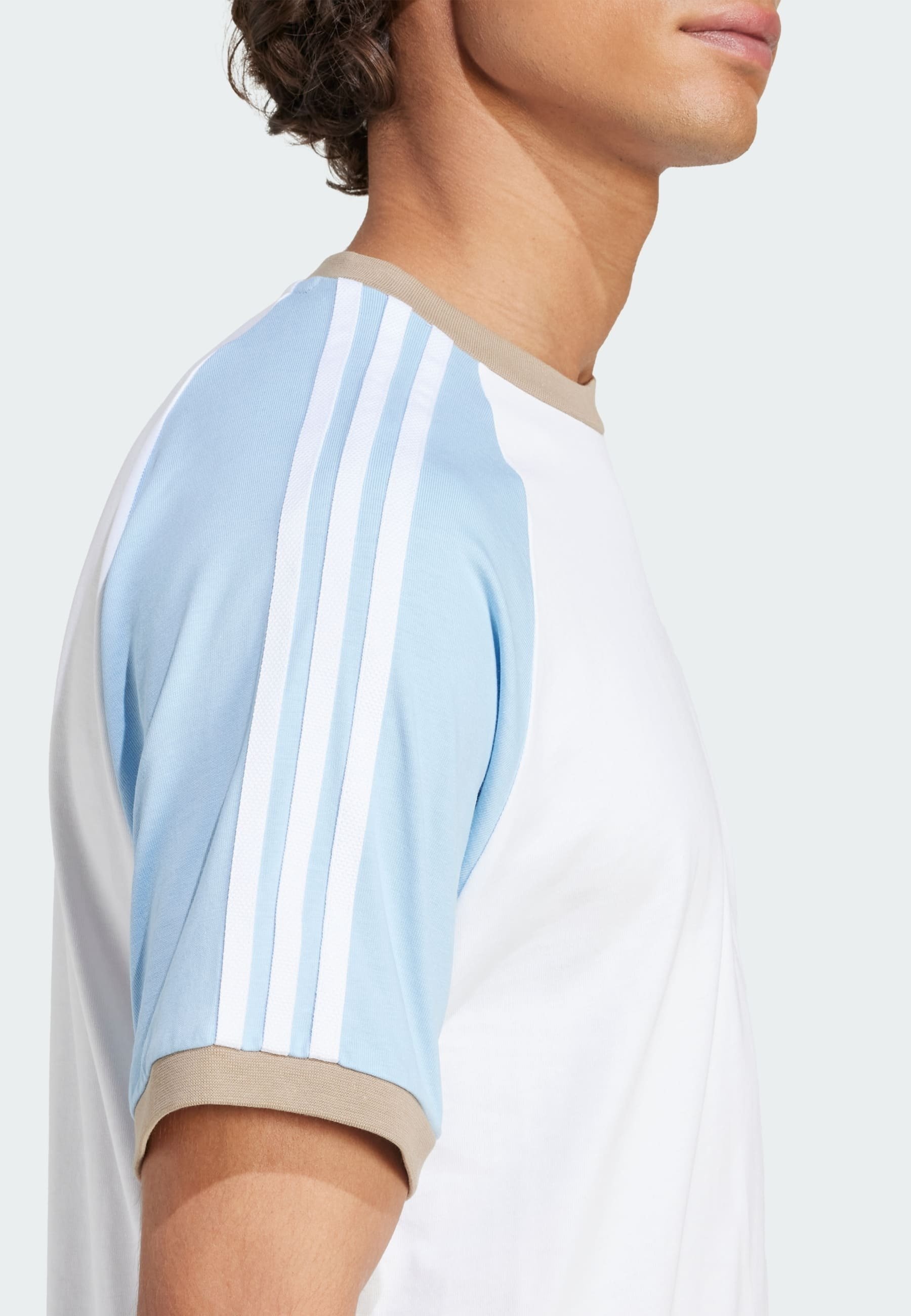 adidas Originals CALI TEE - Print T-shirt - white/clear sky/blanch