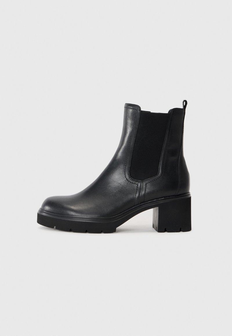 Bottine noire en cuir avec talon épais, panneau latéral élastique et languette à l'arrière, vue du côté extérieur sur fond blanc.