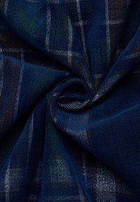 Tessuto a quadri blu navy con una consistenza morbida, caratterizzato da sottili strisce bianche e verdi. Il materiale ha una leggera lucentezza e un motivo tessuto.