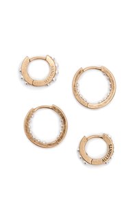 Gli orecchini a cerchio in oro presentano design aperti e texture, con perline bianche lungo i bordi. Un orecchino riporta il testo "ALLSAINTS."
