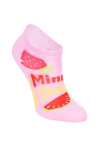 Calcetín de tobillo rosa con patrones de frutas coloridas, incluyendo fresas y sandías, con el texto "Minnie" y "Daisy" en letras negritas.