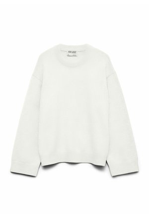 Balts adīts džemperis ar apaļu kakla izgriezumu, nolaižamām plecām un ribotām aprocēm. Mīksta tekstūra, brīvs oversaiza un smalkas šuvju detaļas.