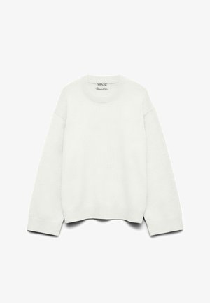 Pull blanc en maille avec un col rond, des épaules tombantes et des poignets côtelés. Texture douce, coupe oversized et détails subtils de coutures.