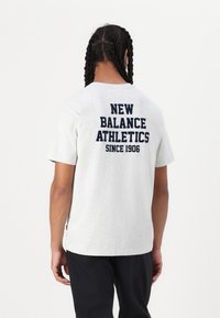 New Balance - VARSITY GRAPHIC - Print T-shirt - ash heather Thumbnail Image 1