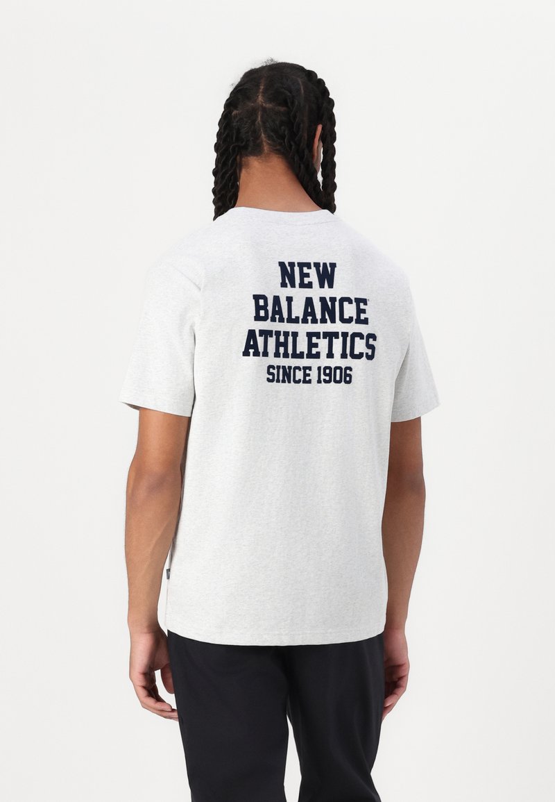 New Balance - VARSITY GRAPHIC - Print T-shirt - ash heather, Enlarge