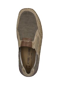 Beżowy but wsuwany z teksturowanej tkaniny i zamszowymi akcentami. Detal w postaci brązowego skórzanego paska. Wyściółka z poduszką z nadrukowaną nazwą marki.