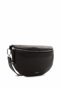 Melnas ādas crossbody soma ar izliekta formu, sudraba rāvējslēdzis un regulējama josta. Iespējo diskrētu zīmolu un teksturētu virsmu.