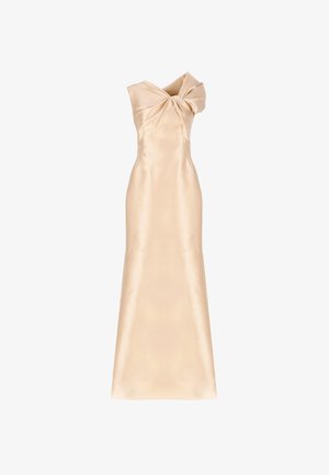 Abito in satin beige con scollo annodato e drappeggiato. Silhouette aderente che arriva fino al pavimento, texture liscia e dettagli minimi.