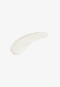 Vit kräm eller lotion utbredd i en böjd linje, med en slät konsistens och glansig yta på en helt vit bakgrund.
