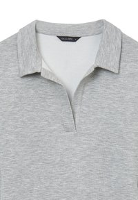 Polo grigio con un colletto a contrasto e un piccolo placket. Realizzato in un tessuto morbido e testurizzato con sottili motivi melangiati.