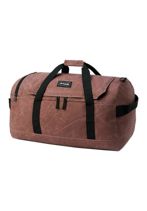 Braune strukturierte Reisetasche mit schwarzen Trägern, doppeltem Reißverschluss an der Vordertasche, seitlichen Griffen und einem kleinen Stoffpatch mit Markennamen.