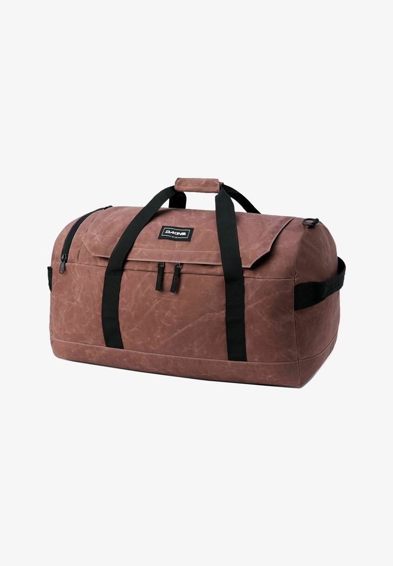 Sac polochon marron texturé avec des sangles noires, double fermeture éclair sur la poche avant, poignées latérales et un petit patch en tissu avec le nom de la marque.