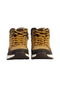 Botas de senderismo marrones con cordones amarillos, upper de cuero, cuello acolchado y entresuela blanca. Suela de goma con patrón de tracción, diseño de corte medio.