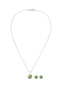 Sølvhalskæde med et heksagonalt grønt krystalvedhæng og matchende øreringe. Glat tekstur, minimalistisk design og sikker lås.