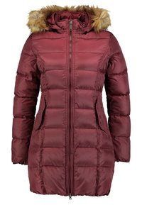 Chaqueta acolchada burdeos con cremallera frontal, bolsillos con botones a presión y capucha con borde de piel. Presenta una textura acolchada y un diseño de longitud hasta la mitad del muslo.