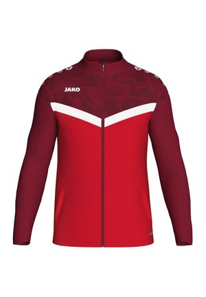 Rote Sportjacke mit durchgehendem Reißverschluss, weißem Chevron-Muster auf der Brust, strukturiertem oberen Bereich und langen Ärmeln. Markenlogo auf der linken Seite.