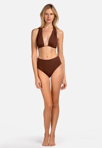 Brązowy bikini z topem na szyję i wysokim stanem. Miękka, strukturalna tkanina. Detal w kształcie otworu z przodu.