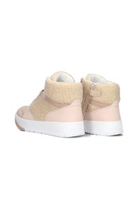 Middenhoog sneakers met lichtroze leer en een crème faux shearling, met een witte zool en een achterrits voor gemakkelijke instap.