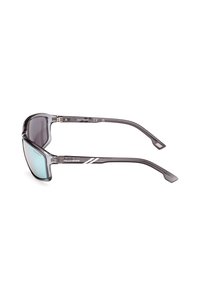 Gafas de sol de plástico gris con lentes polarizados; diseño envolvente; varillas gris oscuro con franjas de acento blancas; puntas curvadas para mayor comodidad.