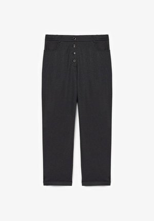 Donkergrijze cropped broek met een gestructureerde stof, voorzien van twee zijzakken, een knoopsluiting met drie knopen en een opgerolde zoom.