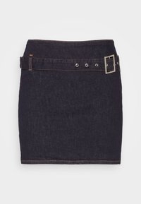 Gonna in denim scuro con un design aderente, orlo cucito e una cintura con una fibbia metallica quadrata e occhielli decorativi.