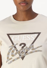 Guess SS CN ICON  - T-shirts med print - pearl oyster