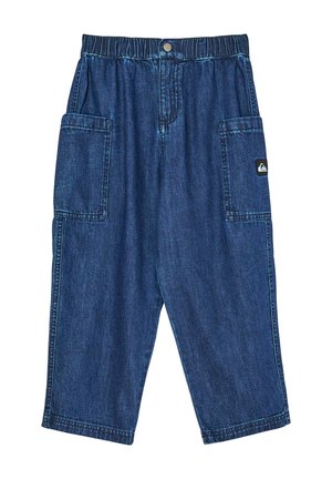 Pantalon en jean bleu foncé à jambes larges, taille élastique, deux grandes poches latérales et une petite étiquette logo sur la poche droite.