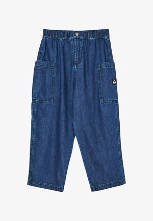 Pantalon en jean bleu foncé à jambes larges, taille élastique, deux grandes poches latérales et une petite étiquette logo sur la poche droite.
