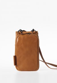 Borsa a tracolla in pelle marrone, di forma rettangolare, con chiusura a zip, tasca laterale piatta e spallaccio sottile e regolabile.