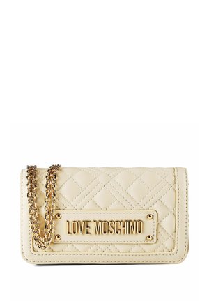 Sac en cuir matelassé crème avec une bandoulière chaîne dorée et une plaque nominative dorée embossée "LOVE MOSCHINO" sur le rabat avant.
