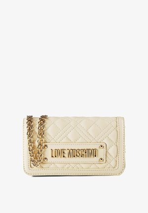 Borsa in pelle trapuntata color crema con tracolla a catena dorata e targhetta dorata con scritta "LOVE MOSCHINO" in rilievo sulla patta frontale.