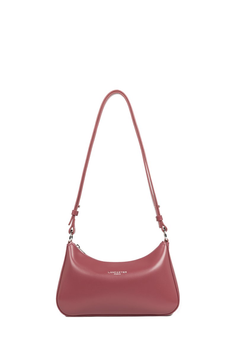 Borsa a tracolla in pelle rosa con un design curvo e raffinato. Presenta una singola tracolla regolabile e un logo sottile in bianco sul davanti.