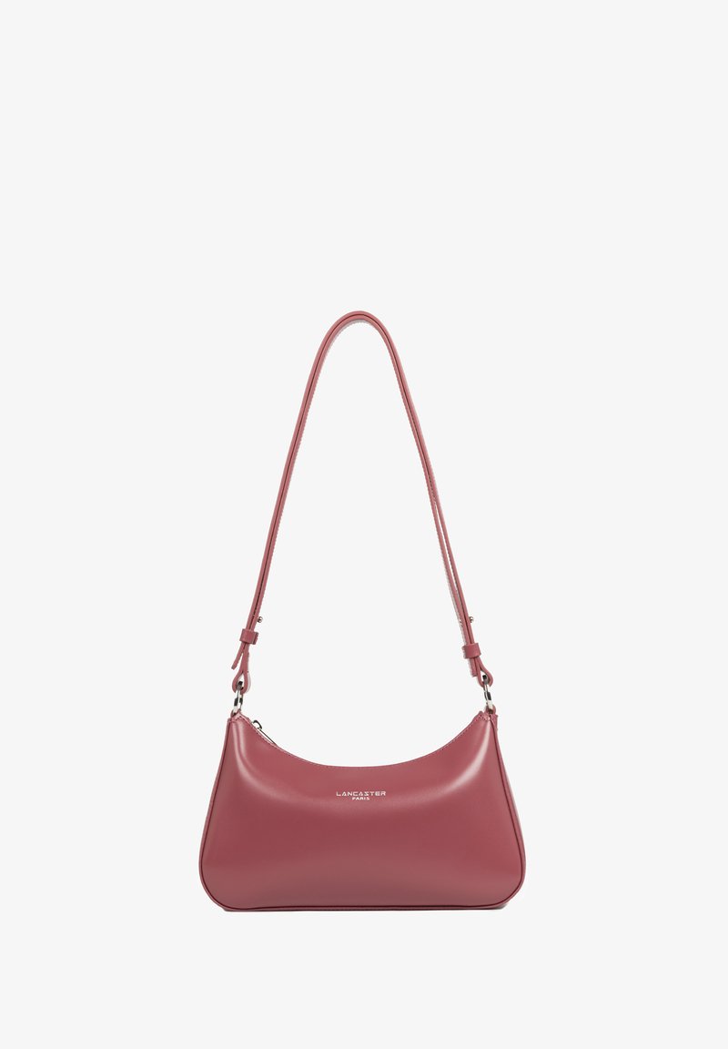 Borsa a tracolla in pelle rosa con un design curvo e raffinato. Presenta una singola tracolla regolabile e un logo sottile in bianco sul davanti.