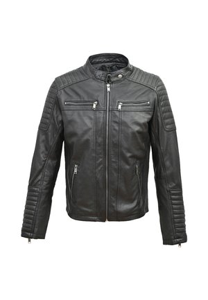 Chaqueta de cuero negro con cierre frontal, acentos acolchados en los hombros y las mangas, dos bolsillos frontales con cremallera y un cuello alzado.