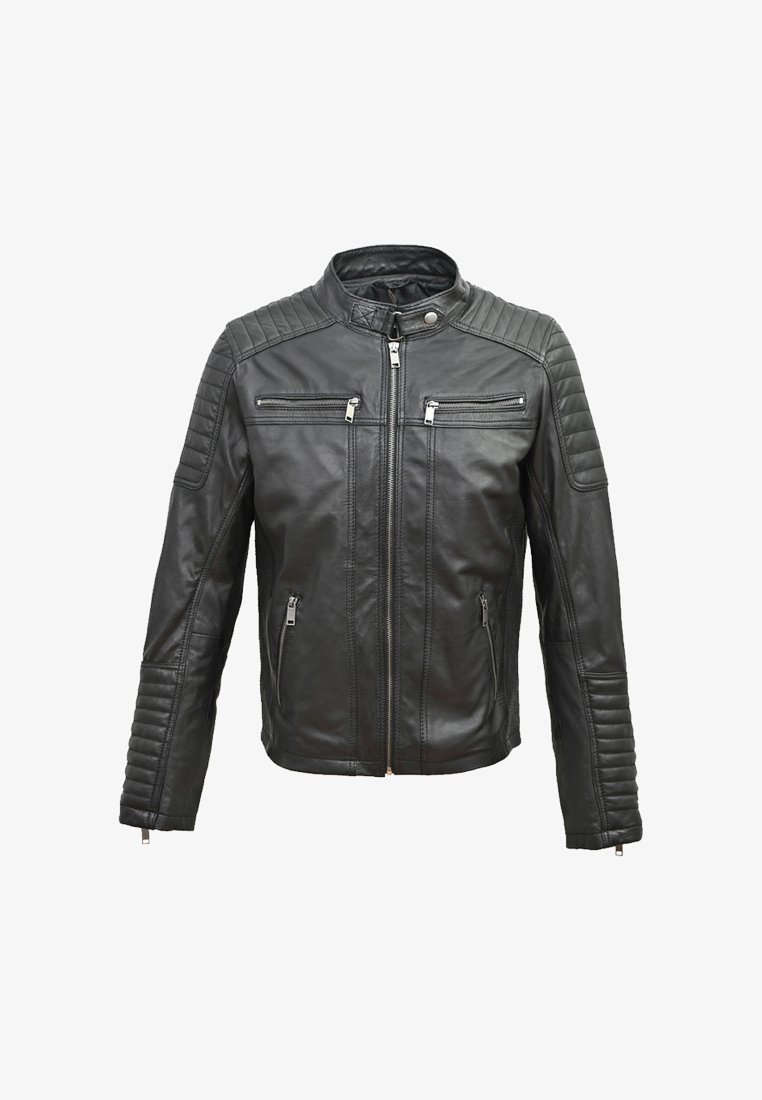 Giacca di pelle nera con zip frontale, inserti trapuntati sulle spalle e sulle maniche, due tasche frontali con zip e colletto alto.