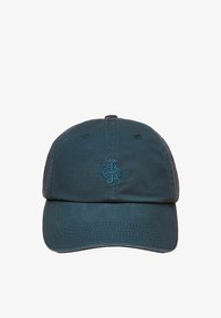 Gorra de béisbol verde azulado oscuro con visera curva, que presenta pequeñas iniciales bordadas y los números "19" y "89" en la parte frontal.