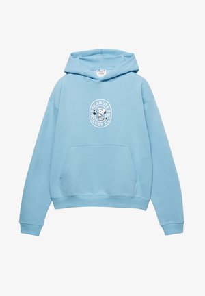 Világoskék pulóver kapucnival, puha anyagból, elöl zsebfedéllel és egy kör alakú, fehér grafikával, amelyen Snoopy hokizik.