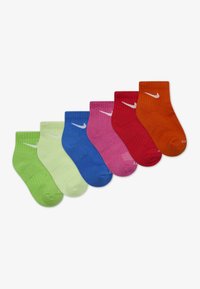 Sæt af seks ankelstrømper i varierende farver: grøn, lys grøn, blå, pink, rød og orange, med et hvidt Nike-logo på hver.