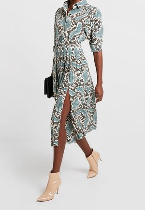 Shirtdress in slangenprint, met een kraag, knoopsluiting aan de voorkant en gespleten rok. Gemaakt van lichtgewicht stof in blauwe, zwarte en crèmekleurige tinten.