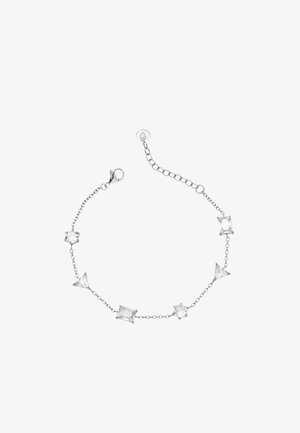 Bracciale in argento con catena, caratterizzato da gemme trasparenti di forme diverse, tra cui quadrato, triangolo e rotondo, dotato di chiusura a moschettone e catena di estensione.