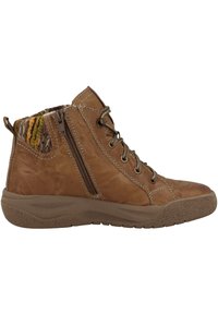 Botines de cuero marrón con diseño de cordones y cremalleras laterales. Presentan una suela de goma texturizada y un forro de punto colorido en la parte superior.