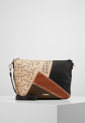 Sac à bandoulière rectangulaire avec design patchwork en cuir beige, brun et noir, présentant des motifs découpés au laser de feuilles et géométriques.