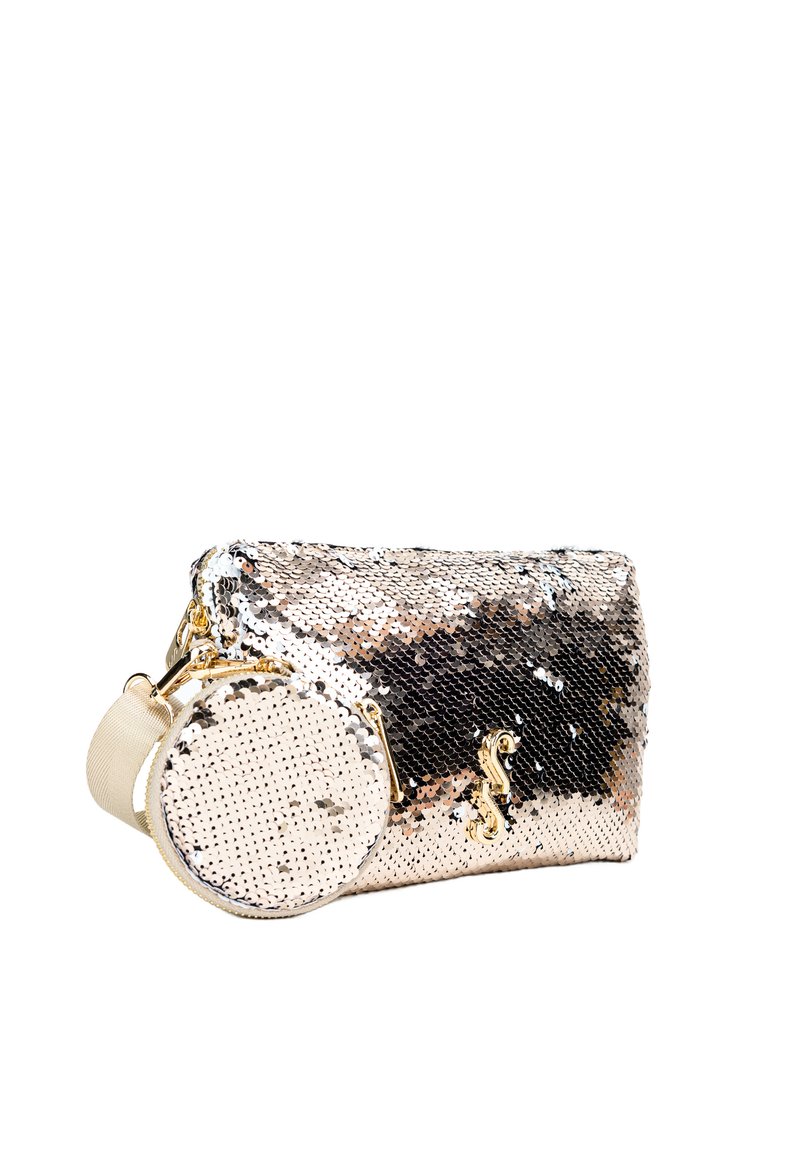Borsa a tracolla in paillettes oro e argento, forma rettangolare con chiusura a zip. Include una pochette rotonda attaccata con cerniera. Accenti in metallo dorato.