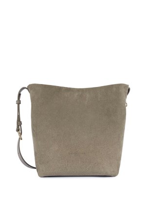 Sac à bandoulière en daim taupe souple avec sangle réglable et logo de marque embossé subtil centré sur le devant.