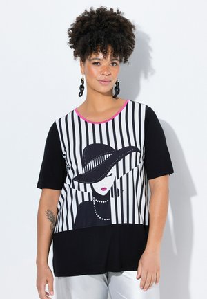 Haut à manches courtes noir et blanc avec un design rayé, présentant un graphique de chapeau et de visage. Accentué d'un col rose et d'un tissu lisse.